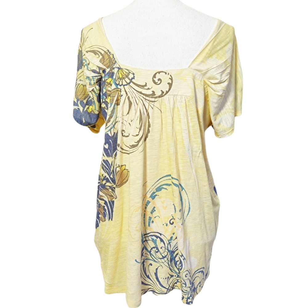 ✨️Yellow Tunic with a Beautiful Scroll Design and Blue Jewels On It - Picture 7 of 10